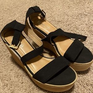 Women’s wedge sandals